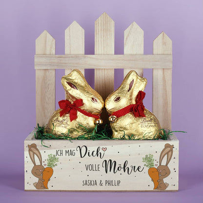 Enthält zwei Lindt Hasen & Ostergras als Dekoration