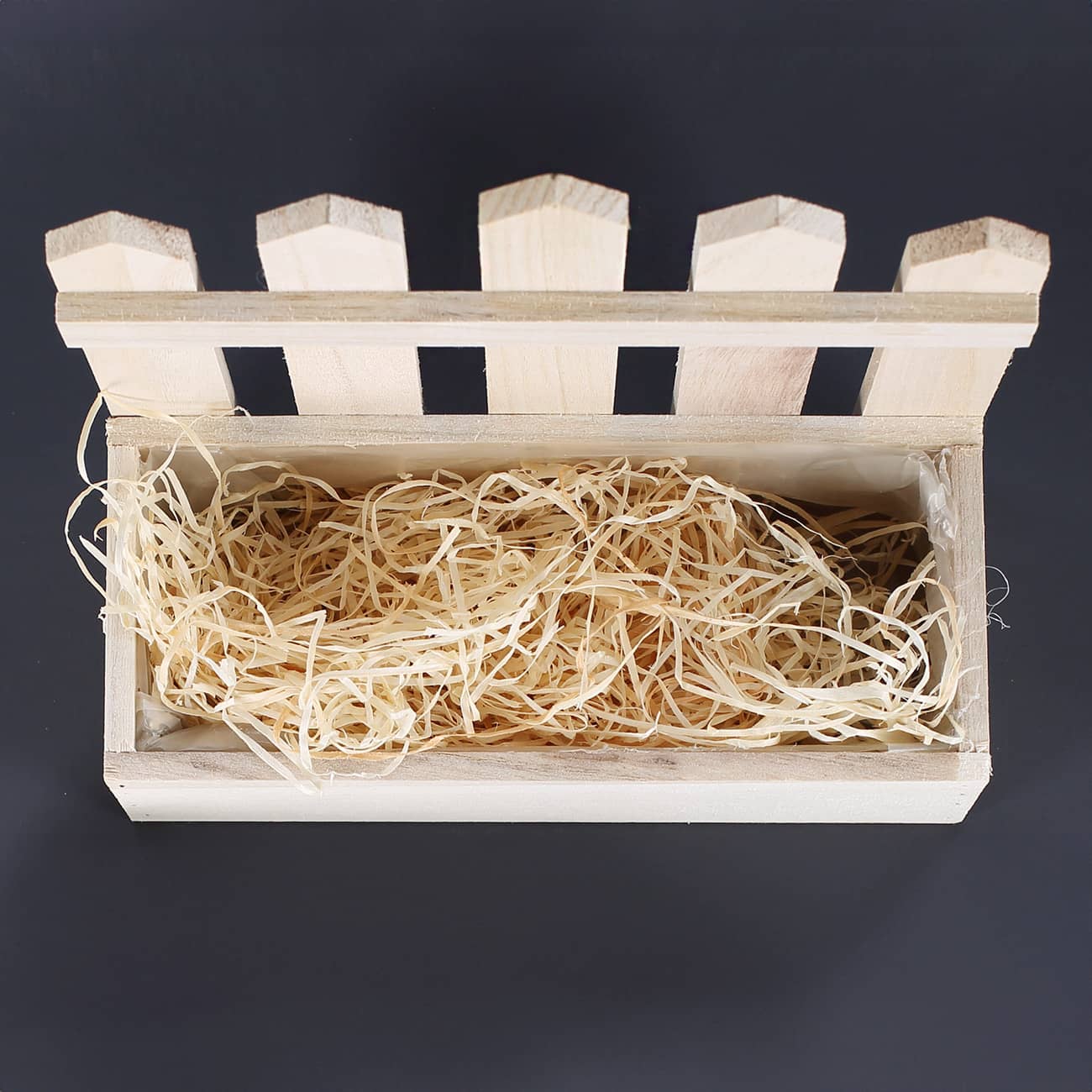 Geschenkkorb mit Zaun als Dekoration