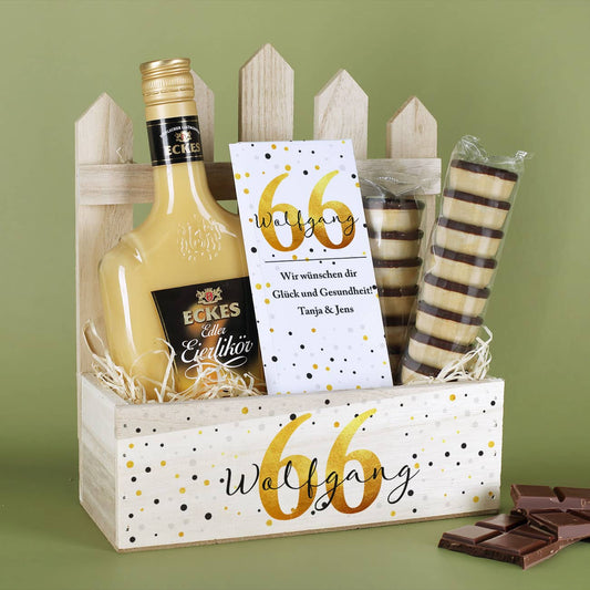 Personalisierter Geschenkkorb, Schokolade in bedruckter Verpackung, Waffelbecher & Eierlikör