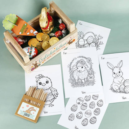 Verschiedene Ausmalbilder und Buntstifte