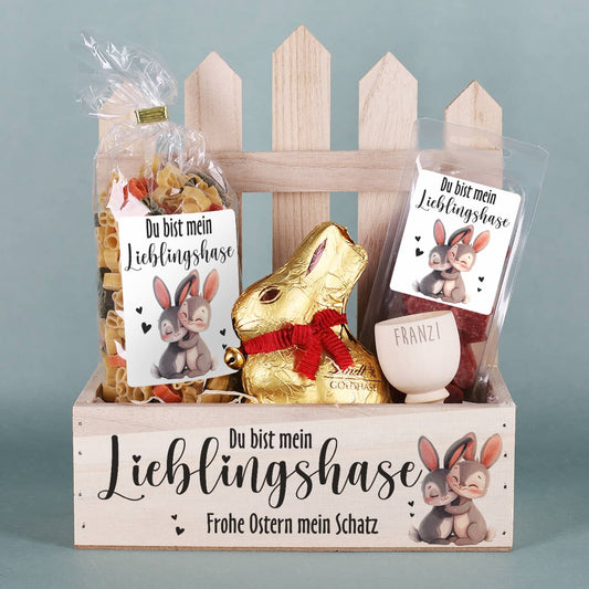 Geschenkset zu Ostern mit Lindt Goldhase, Nudeln, Eierbecher, Salamisnacks & personalisierten Geschenkkorb
