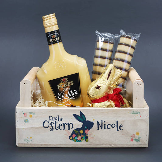 Eierlikör Geschenkset zu Ostern mit Lindt Goldhase, Waffelbechern & personalisiertem Holzkorb
