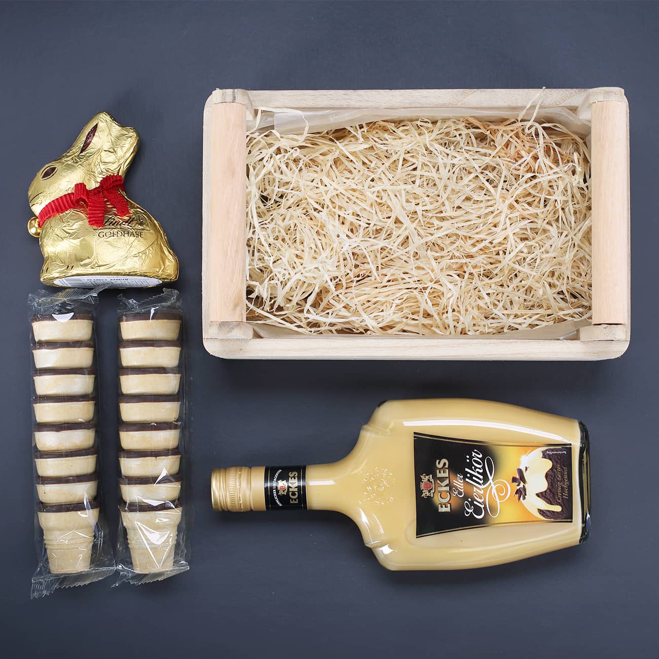 Geschenkkorb mit Holzwolle, Lindt Goldhase, Eierlikör, Waffelbecher