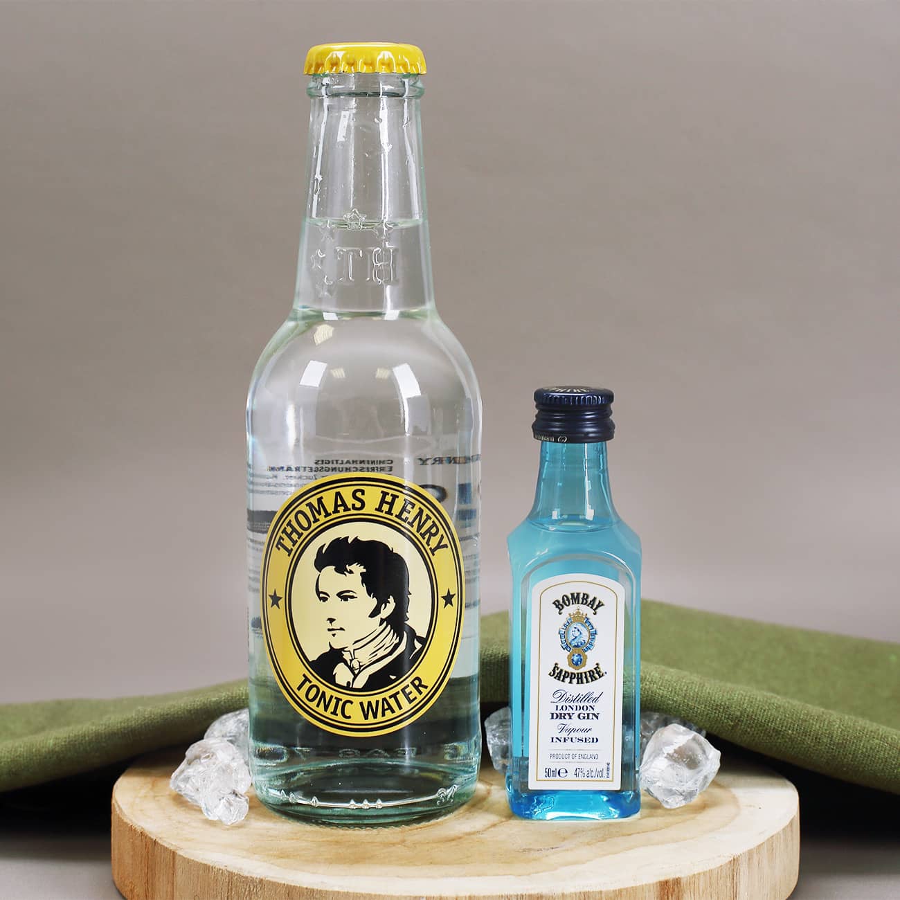 Flasche Gin & Thomas Henry Tonic Water
