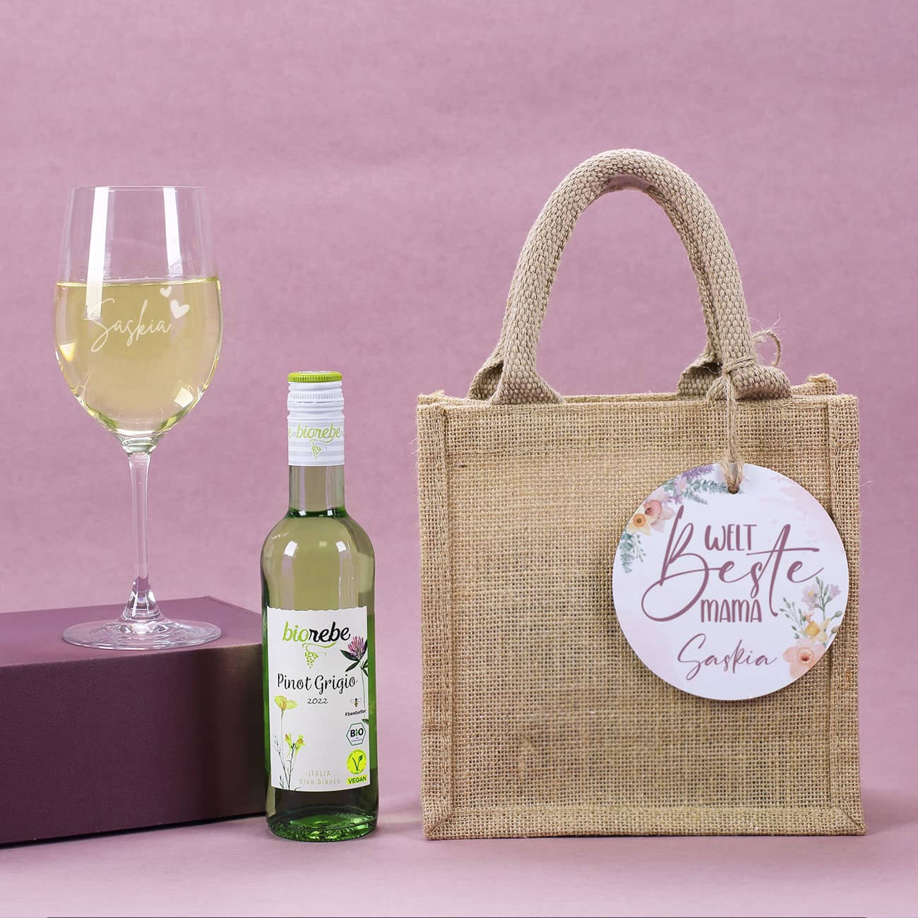 Geschenkset zum Muttertag mit graviertem Weinglas, kleiner Flasche Weißwein & Jutebeutel