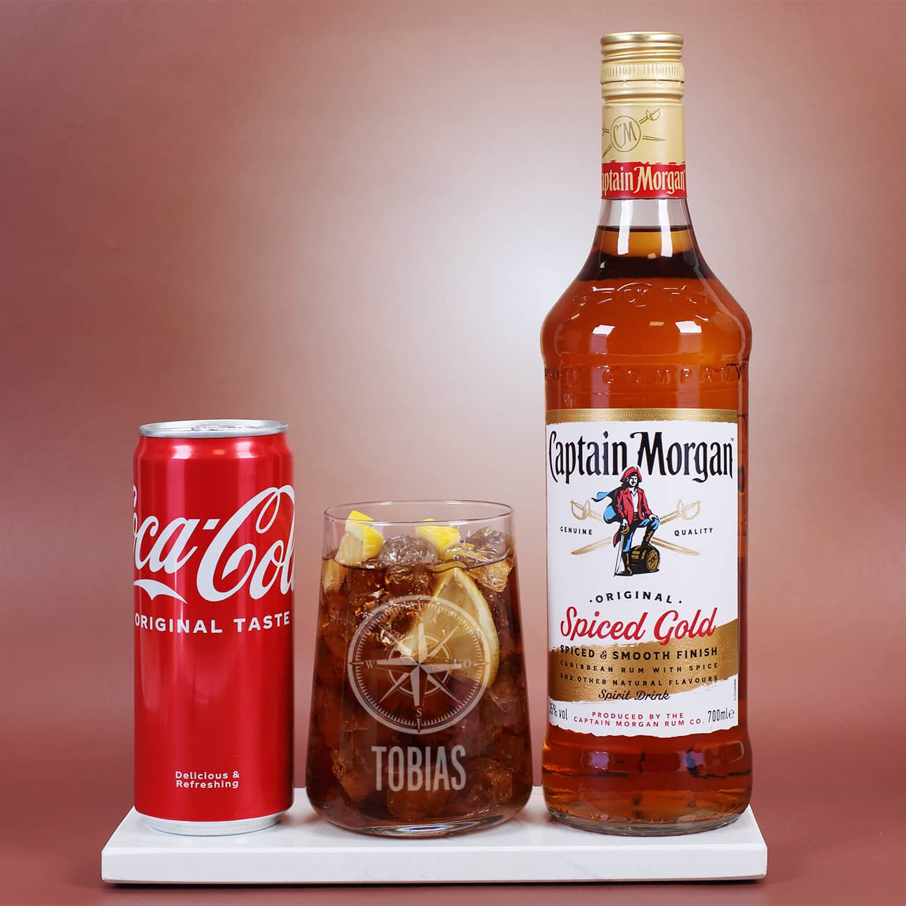 Cola, graviertes Glas & Flasche Captain Morgan