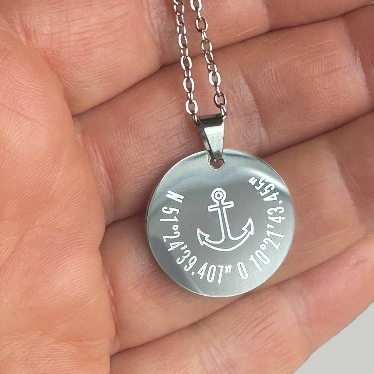 Gravierte Halskette mit Anker, Koordinaten oder Wunschtext in Geschenkbox