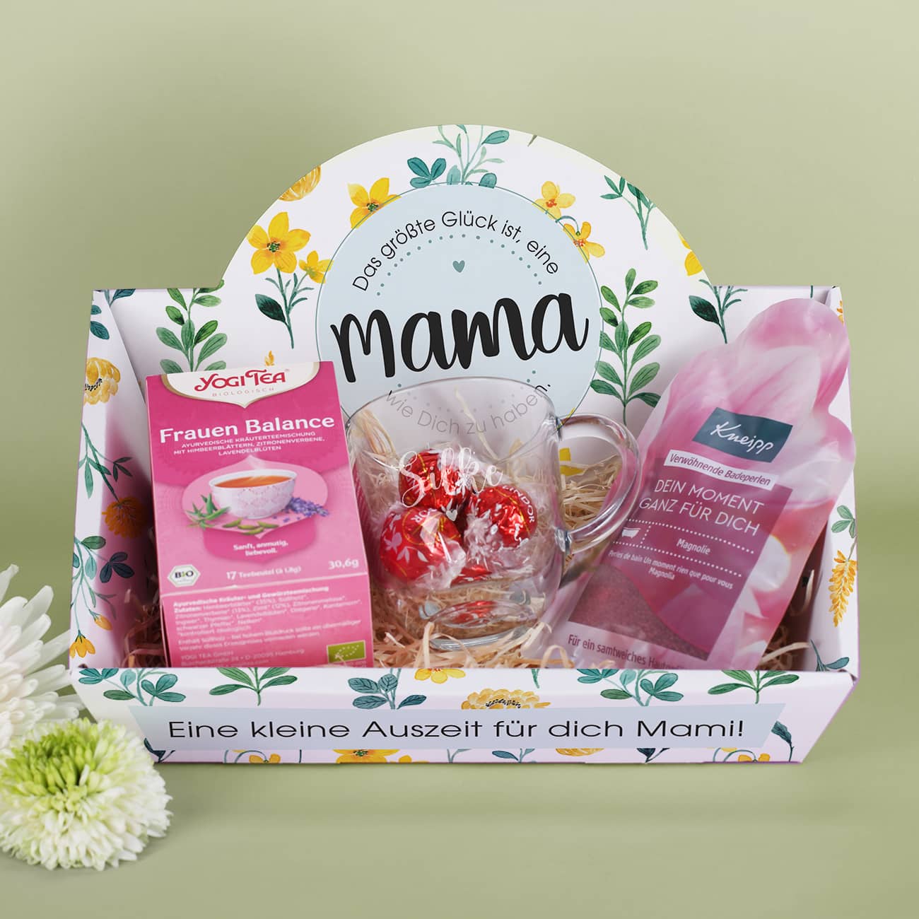 Floraler Geschenkkorb mit genussvollem Inhalt