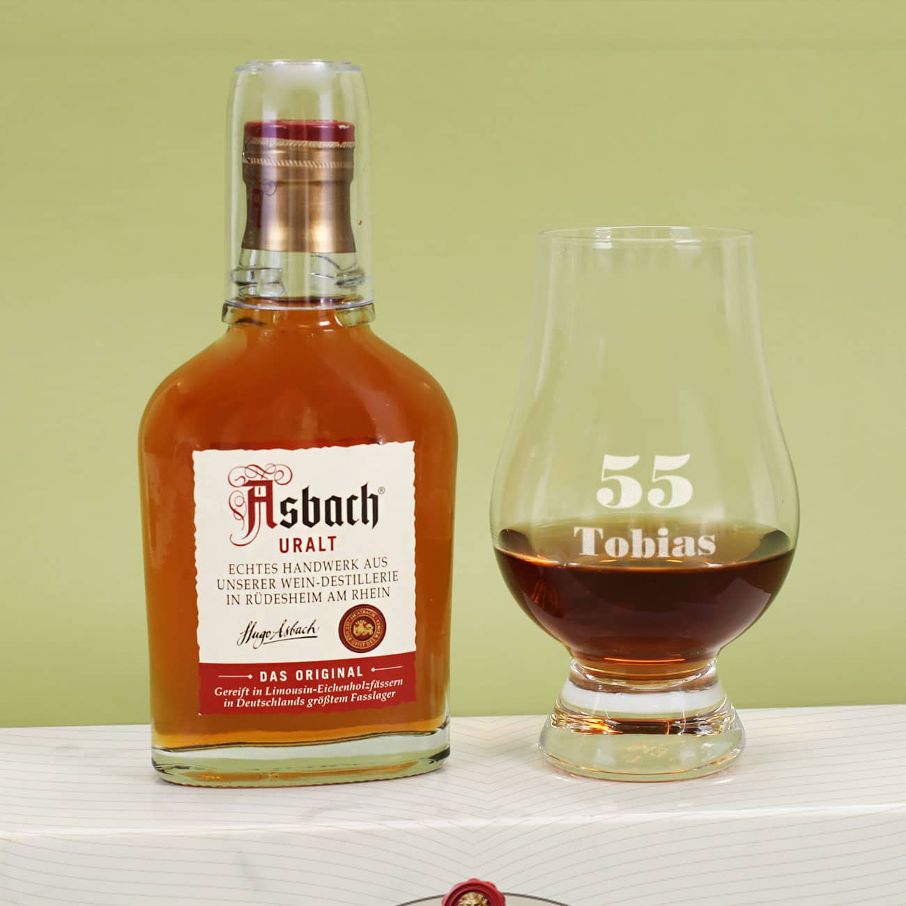 Asbach Uralt mit graviertem Glas