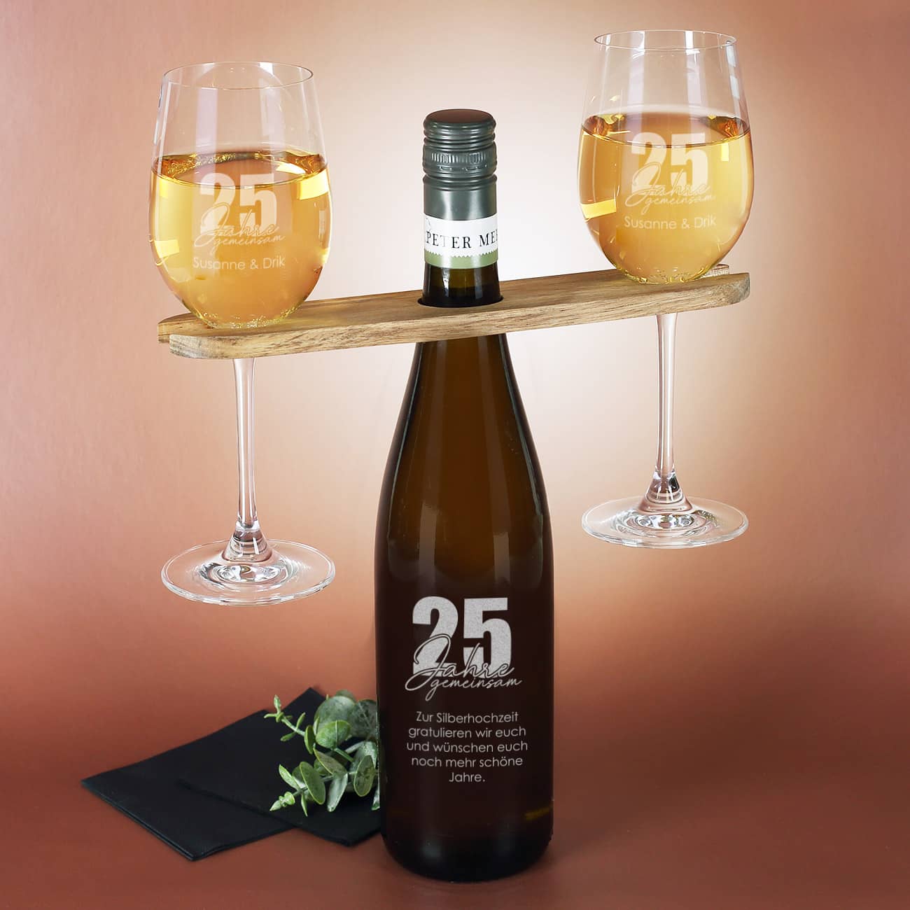 25 Jahre gemeinsam - Geschenkset mit gravierten Weingläsern und Weiflasche