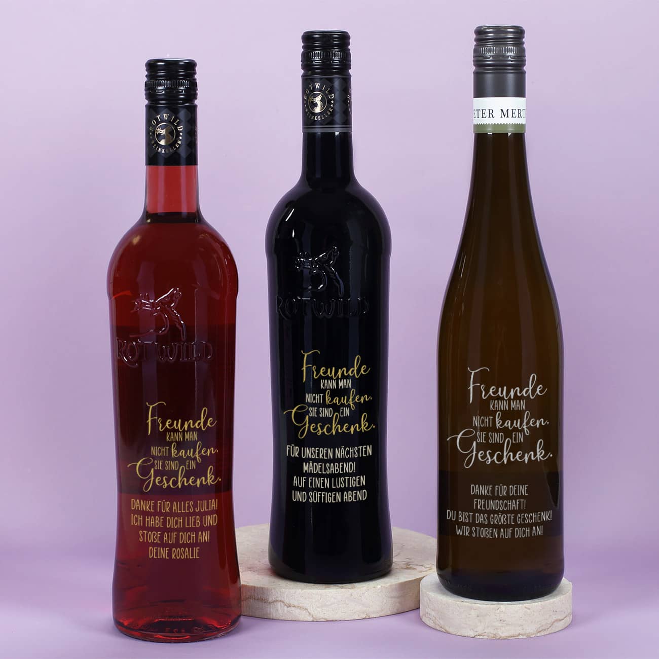 Freunde sind ein Geschenk - Wein Geschenkset mit gravierter Weinflasche und zwei Weingläsern