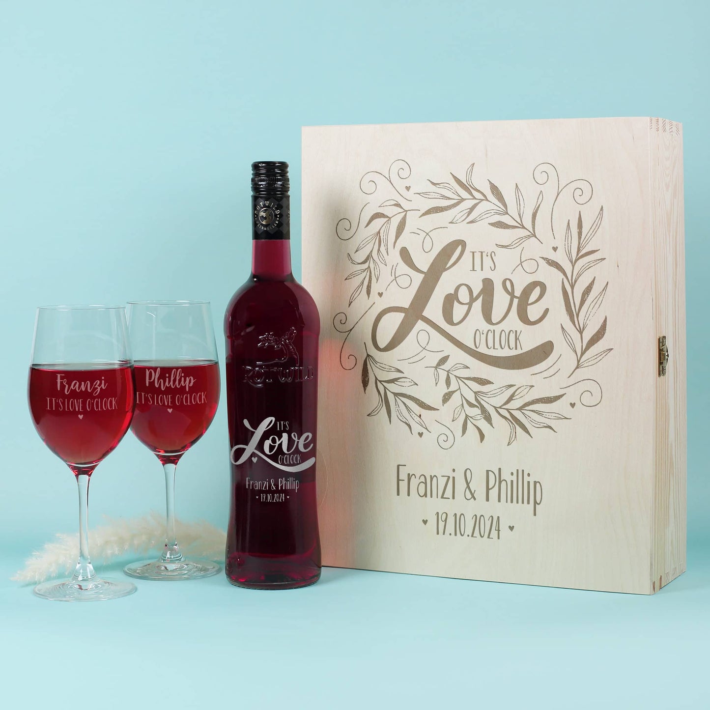 It's love o'clock - edles Geschenkset mit Weingläsern, Weinflasche und gravierter Holzbox