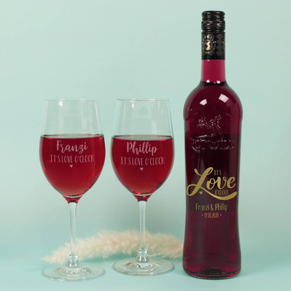 It's love o'clock - edles Geschenkset mit Weingläsern, Weinflasche und gravierter Holzbox