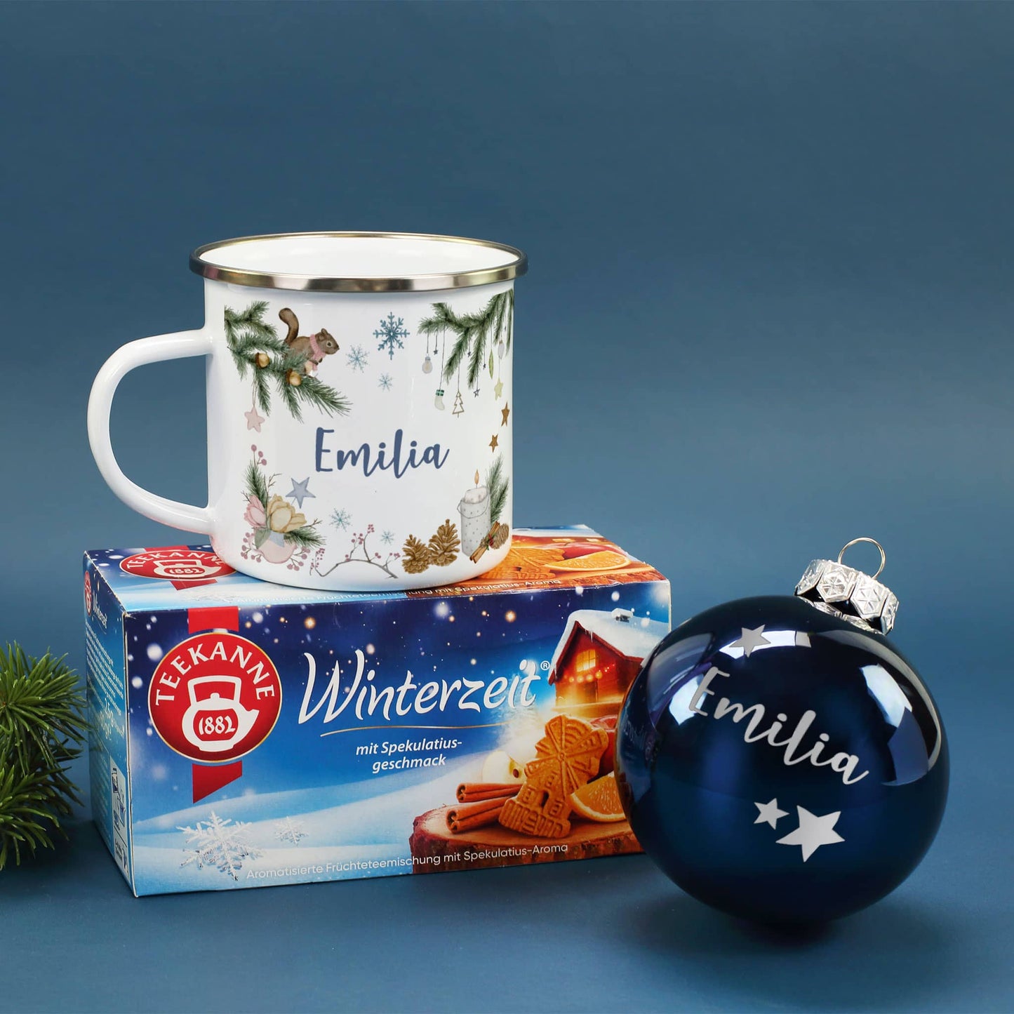 Gravierte Christbaumkugel, Tasse und Tee im Set