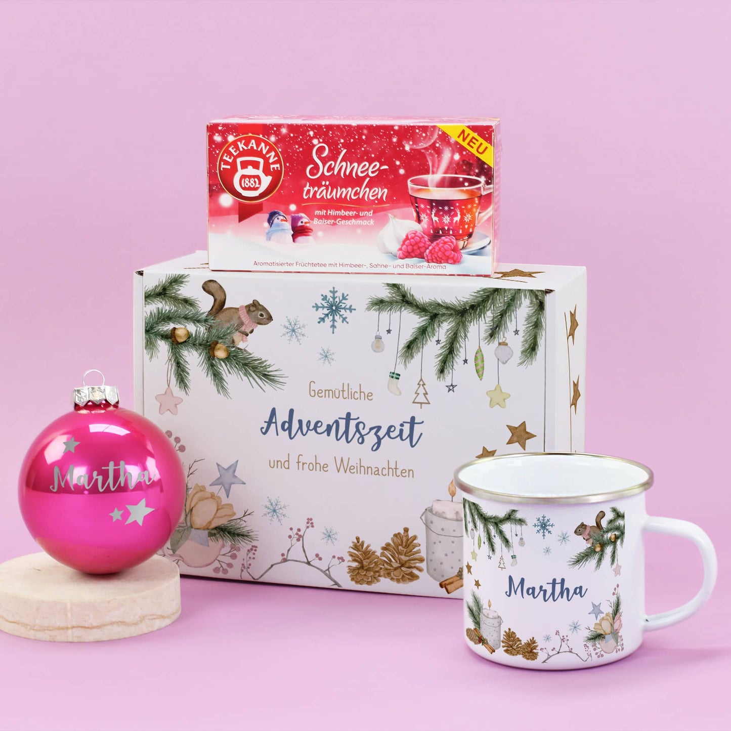 Geschenkset zur Adventszeit mit Emailletasse, Tee und gravierter Christbaumkugel in pink