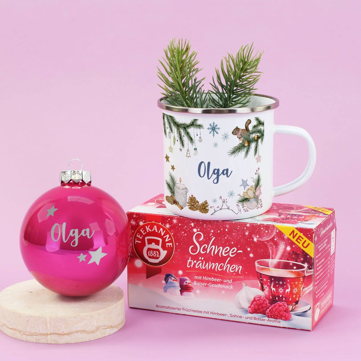 Set zu Weihnachten mit Emailletasse, Tee und gravierter Christbaumkugel