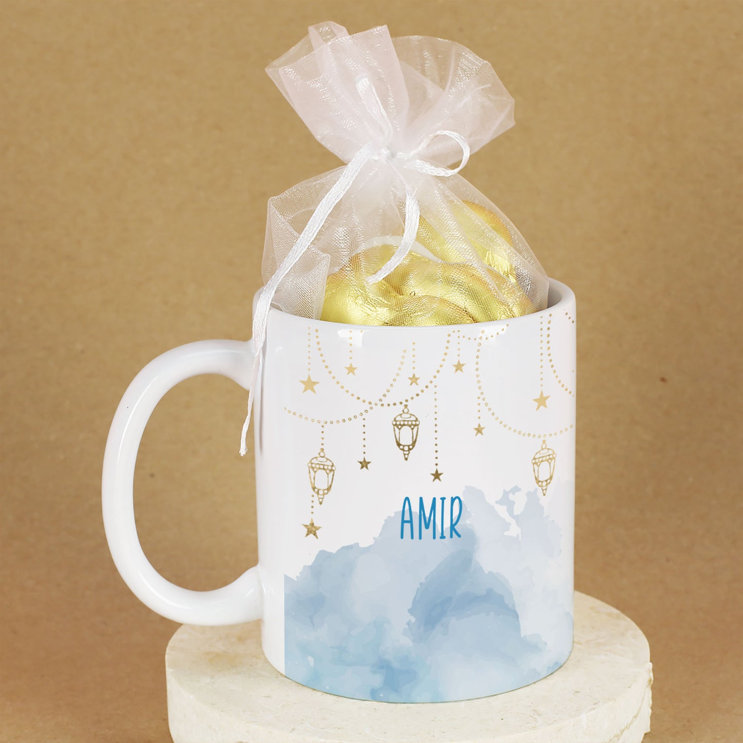 Geschenkset zu Ramadan mit personalisierter Tasse im Laternen-Design und süßer Füllung nach Wahl