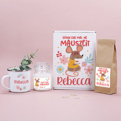Personalisiertes Geschenkset „Mauszeit“ mit Tasse, Duftkerze, Früchtetee und stilvoller Geschenkverpackung. Jedes Element individuell mit Namen und niedlichem Maus-Motiv bedruckt – ideal als Wohlfühlgeschenk für entspannende Momente.