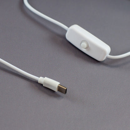 Detailaufnahme USB-C-Kabel und An/Aus-Schalter für LED-Leuchte