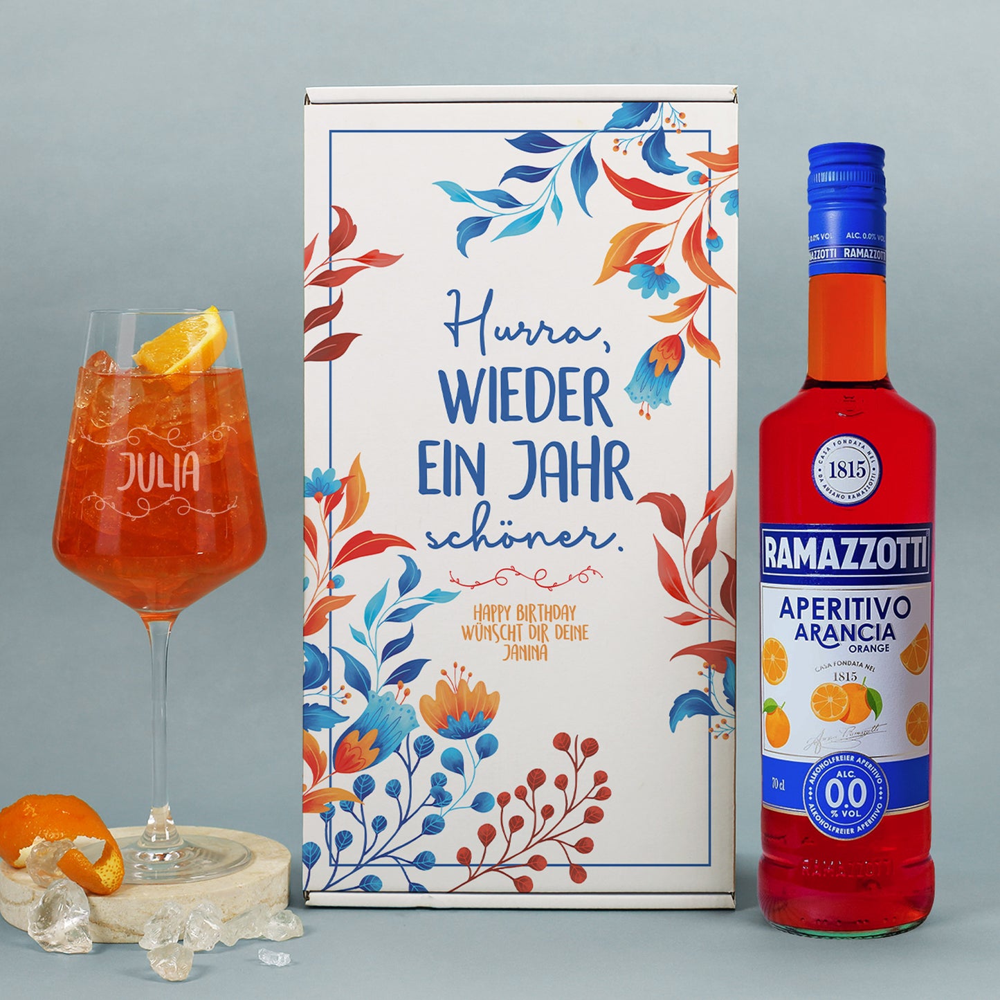 Geschenkset mit Ramazzotti Aperitivo alkoholfrei, graviertem Glas und bedruckter Geschenkbox – frontal dargestellt