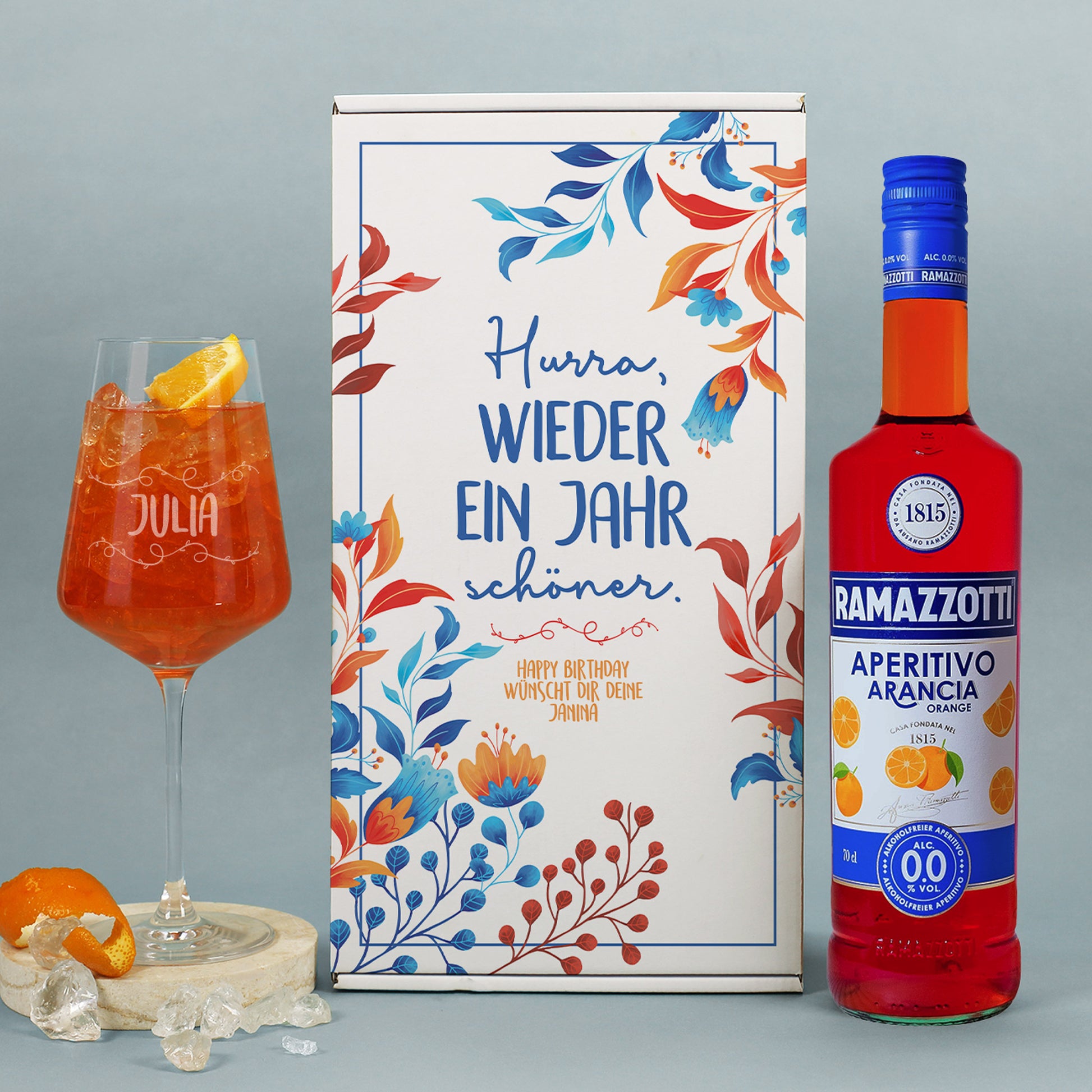 Geschenkset mit Ramazzotti Aperitivo alkoholfrei, graviertem Glas und bedruckter Geschenkbox – frontal dargestellt