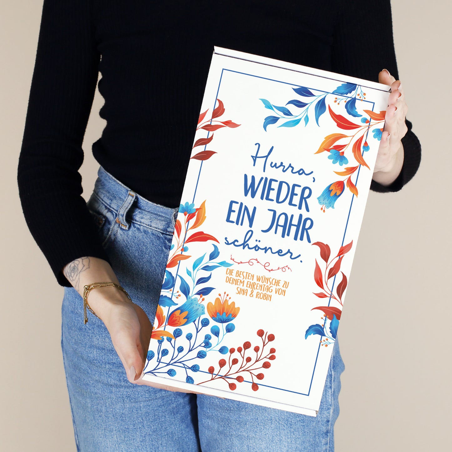 Geschenkbox mit dem Aufdruck „Hurra, wieder ein Jahr schöner“ und personalisierter Textzeile