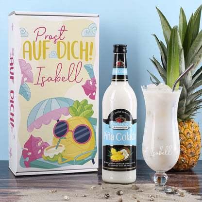 Cocktail-Geschenkset mit graviertem Glas, Piña Colada und bunter Geschenkbox – frontal