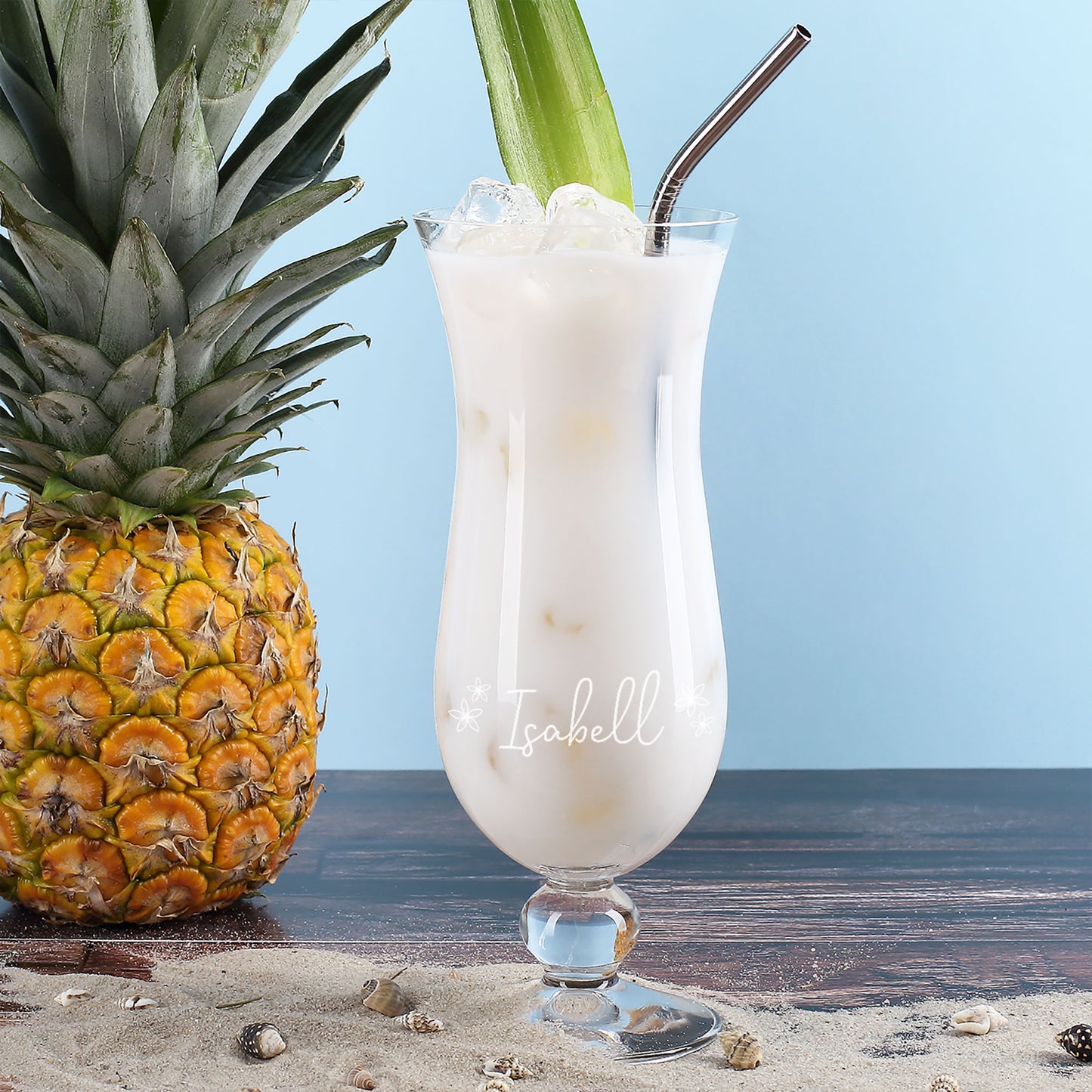 Nahaufnahme des gefüllten Cocktailglas mit hochwertiger Lasergravur des Namens