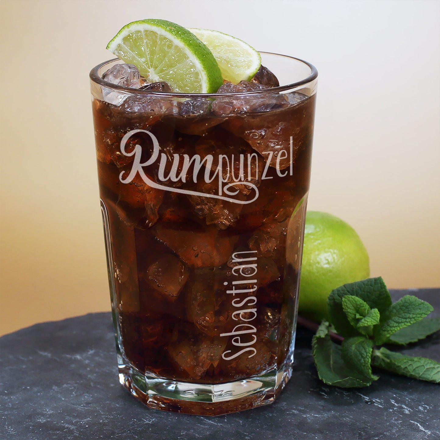 Longdrinkglas mit Rum, graviertem Rumpunzel-Motiv und Name