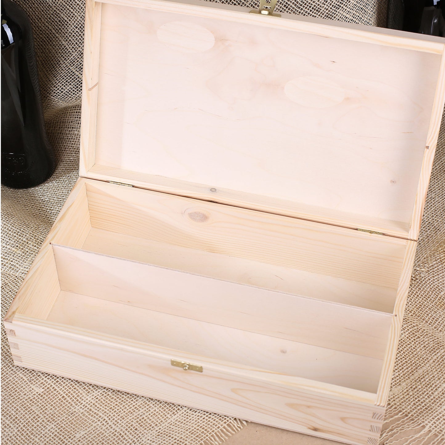 Offene Holzbox mit zwei Fächern für Glas und Flasche