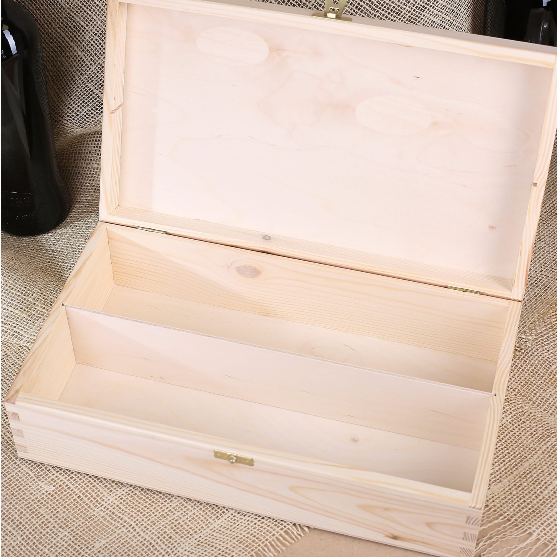 Offene Holzbox mit zwei Fächern für Glas und Flasche
