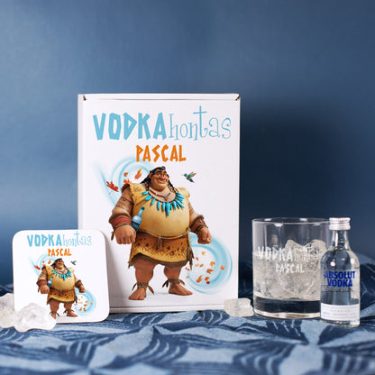 Geschenkset „Vodkahontas“ mit graviertem Glas, Untersetzer & Vodka – vollständig arrangiert