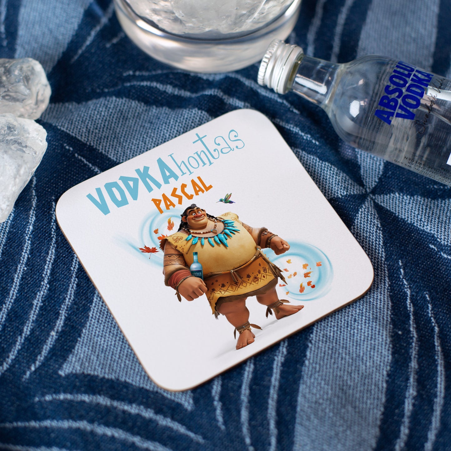 Vodka-Flasche & Untersetzer auf Tuch als Szene dekoriert