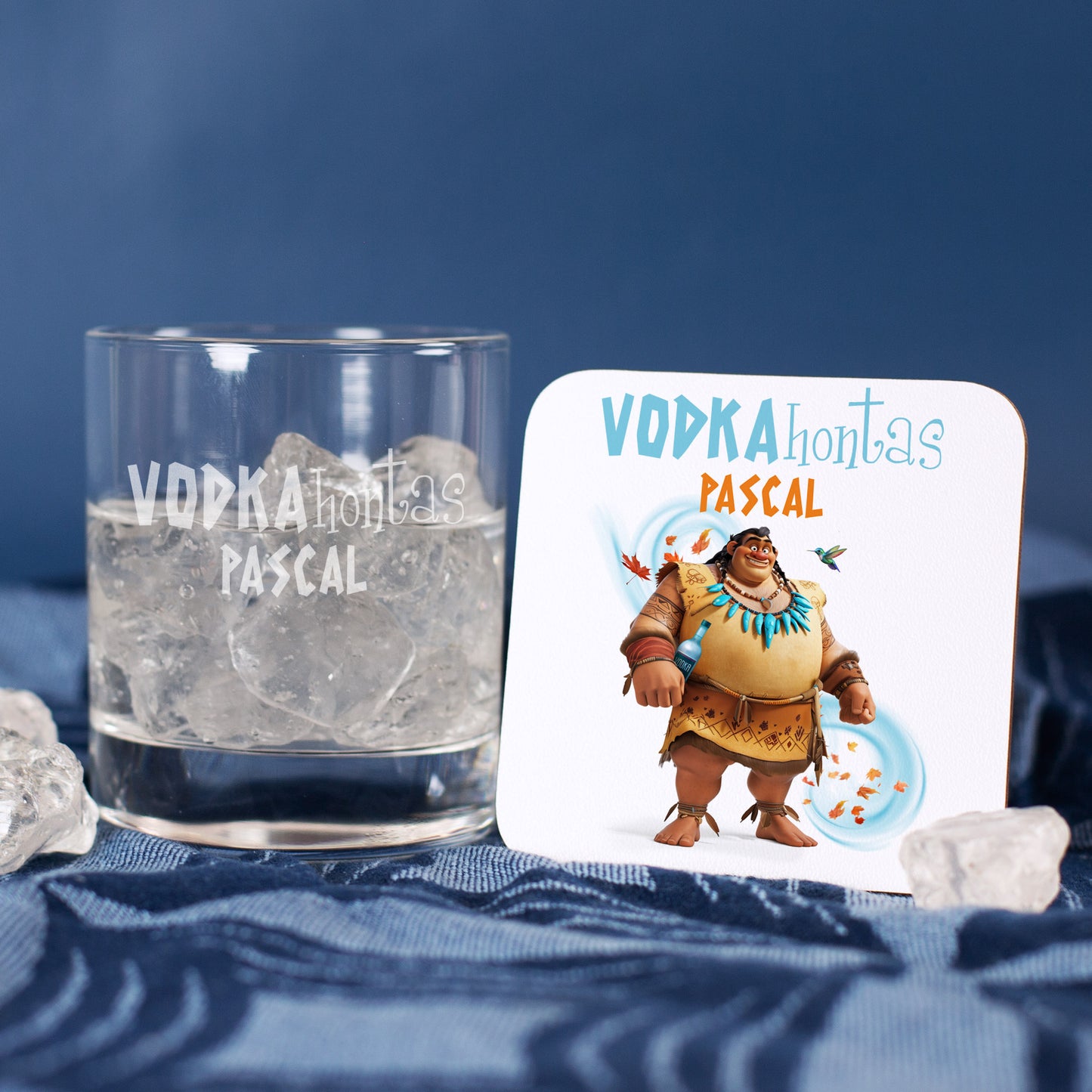 Personalisierter Untersetzer & Glas zusammen dekoriert