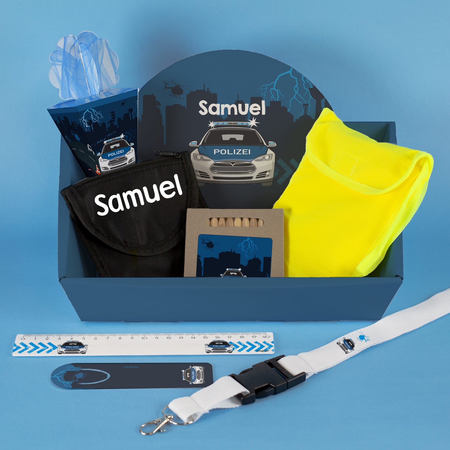 Personalisierter Geschenkkorb mit Polizei-Motiv auf blauem Hintergrund