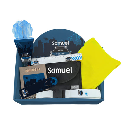 Freigestellter Geschenkkorb mit Polizei-Motiv auf weißem Hintergrund