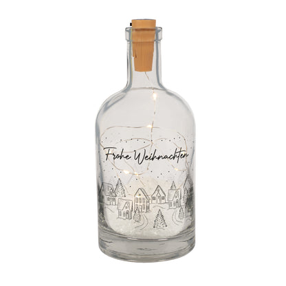 Glaskaraffe mit verschneiter Winterlandschaft, Wunschtext und warmweißer LED-Beleuchtung als stimmungsvolle Weihnachtsdekoration.