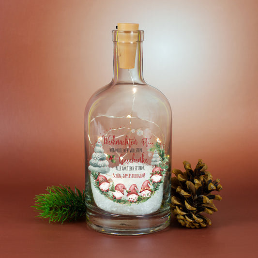 Personalisierte LED Deko-Karaffe mit Wichtelmotiv & Wunschtext | Verschneite Weihnachtsdeko im Glas