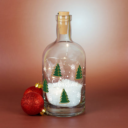 Personalisierte LED-Karaffe mit Tannenbaum-Motiv, Schnee & Name | Weihnachtslicht und Geschenkidee