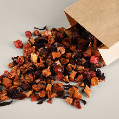 Lose Früchtetee-Mischung mit Apfel, Hibiscus, Hagebutte und Beeren, Bestandteil des Geschenksets.