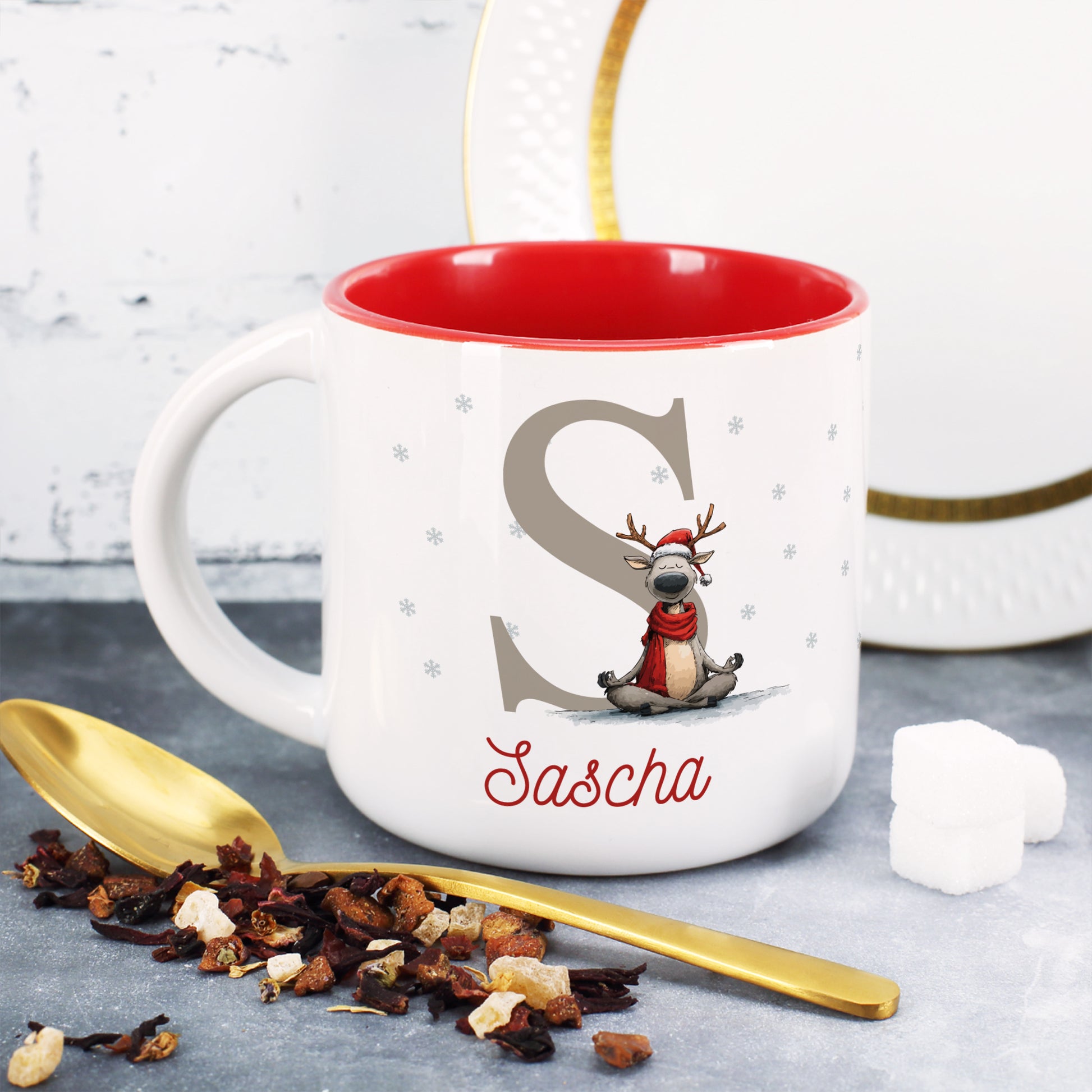 Komplettes personalisierbares Weihnachtsgeschenkset mit Yoga-Rentier-Tasse, Früchtetee, Kerze und vier Lindorkugeln.
