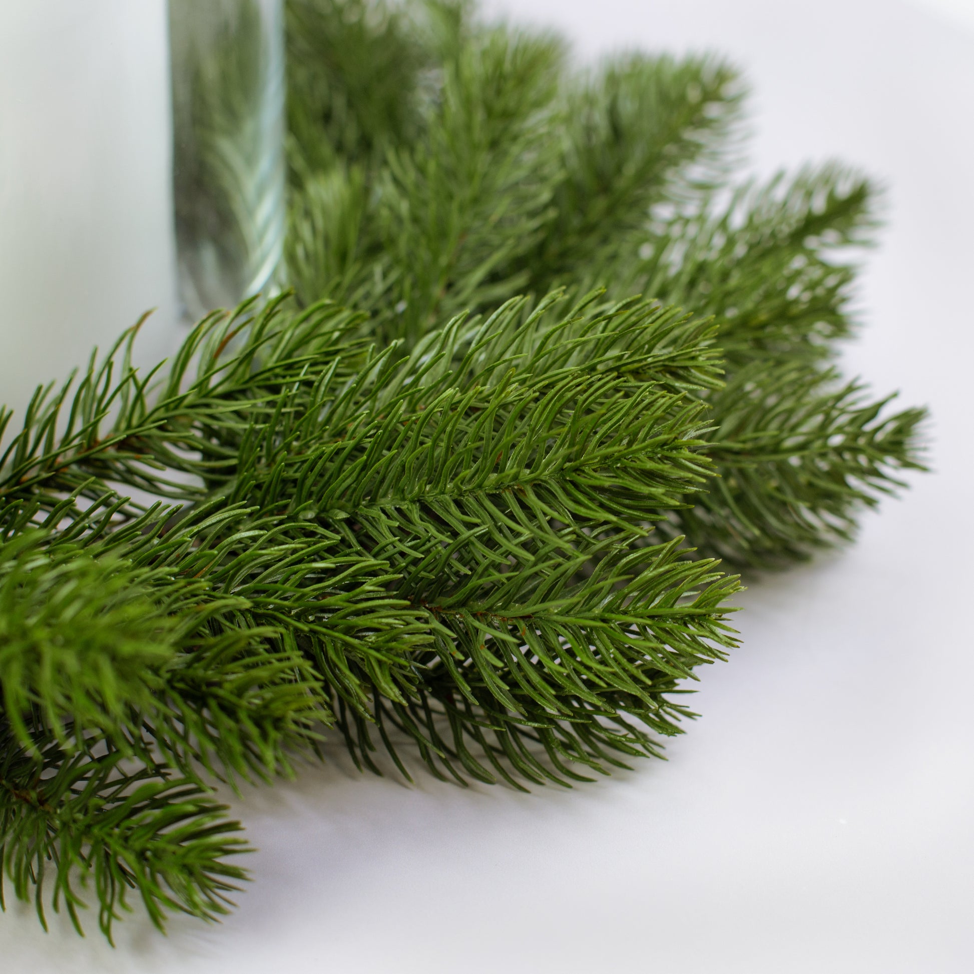 Detailaufnahme künstlicher Tannenzweige des Weihnachtskranzes