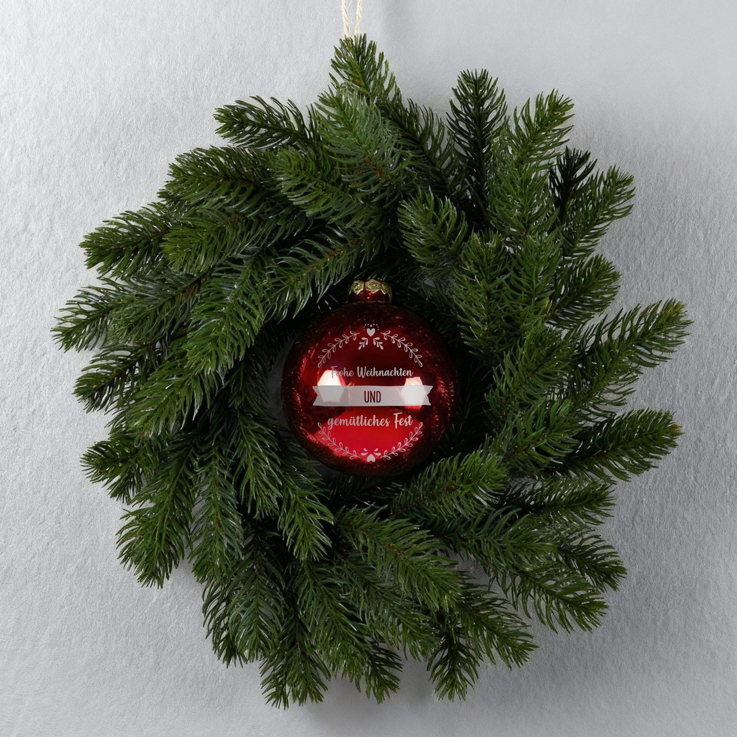 Türkranz & Wandschmuck mit personalisierter Christbaumkugel in Rot oder Weiß | Weihnachtsdeko