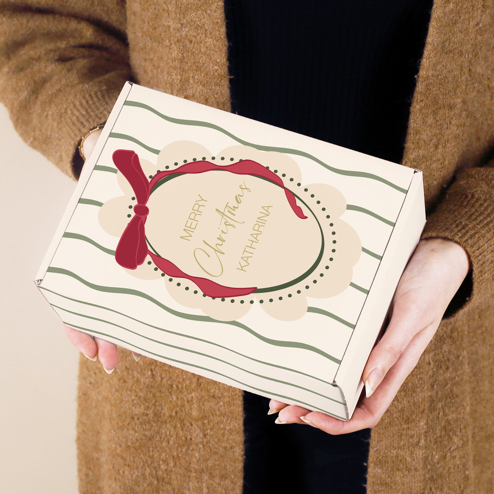 Festlich gestaltete Geschenkbox mit Weihnachtsdesign und personalisiertem Namen „Katharina“ in Händen gehalten