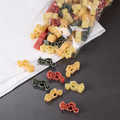 Biker-Nudeln in Motorradform in verschiedenen Farben – kreative Pasta als Teil des personalisierten Geschenksets
