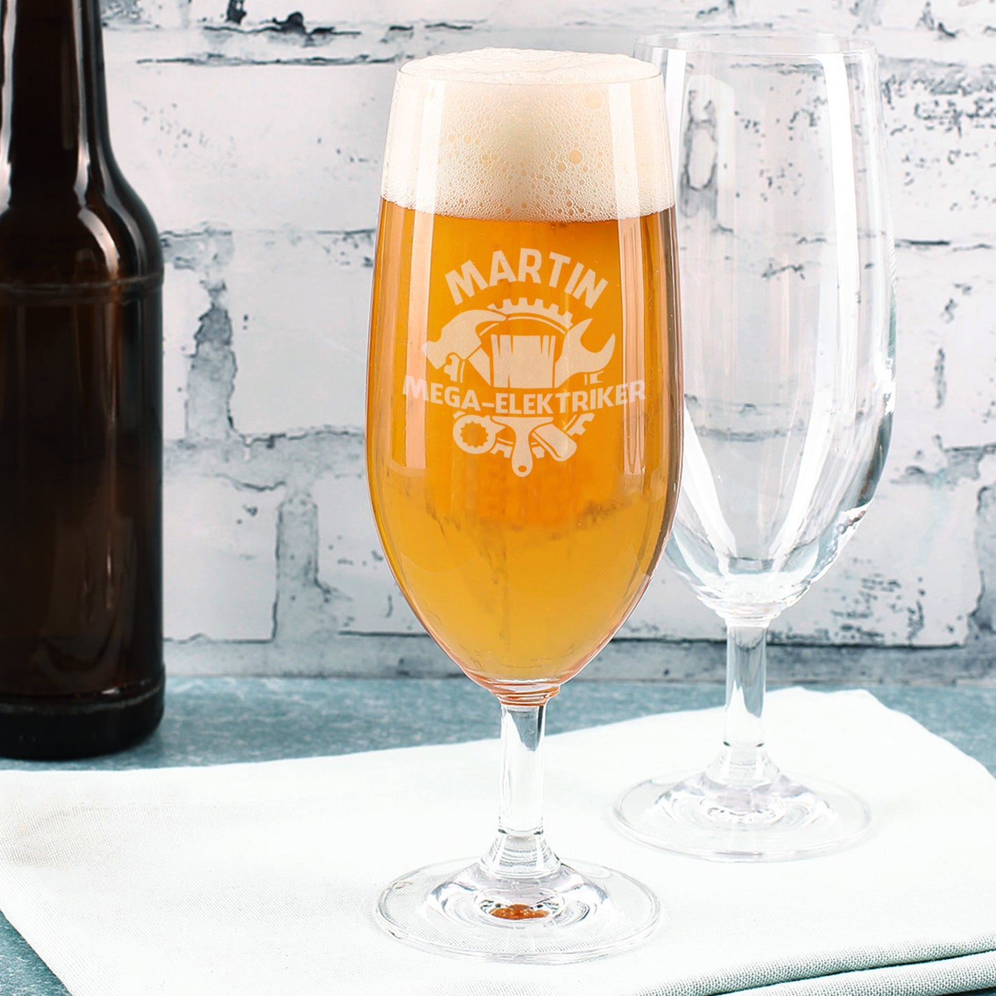 Graviertes Bierglas mit Name und Handwerker-Motiv im Detail