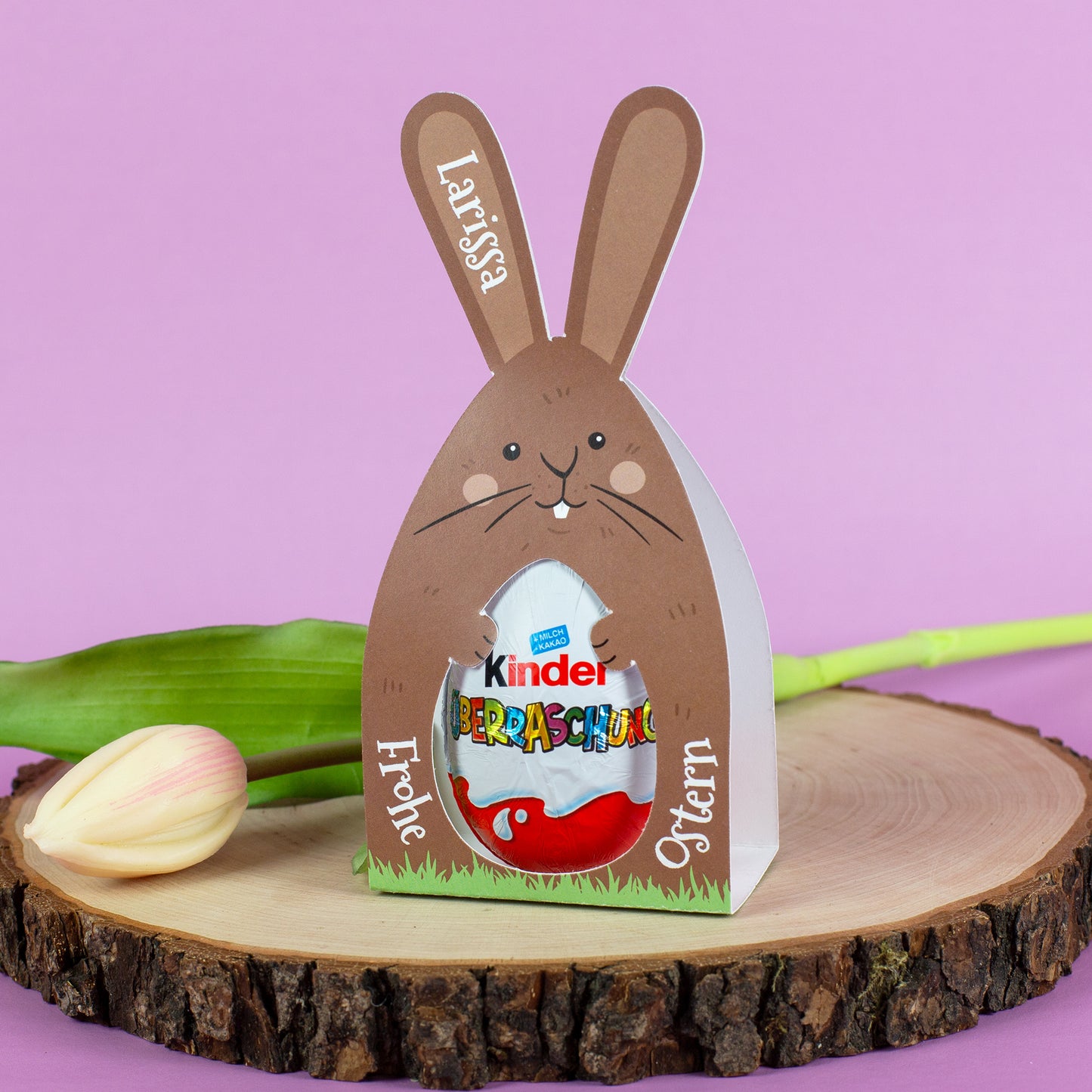 Personalisierte Hasen-Verpackung mit Name Larissa und Überraschungsei