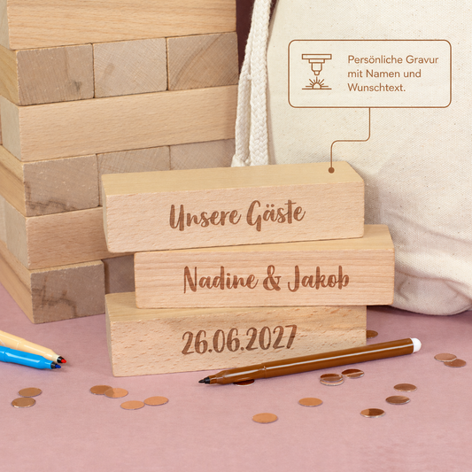 Detailaufnahme der gravierten Holzsteine für das Hochzeitsgästebuch mit Hinweis auf persönliche Gravur mit Namen und Wunschtext