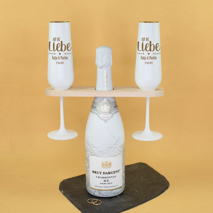 Personalisiertes Hochzeits-Geschenkset mit Brut Dargent Sekt, zwei Sektgläsern mit Gravur Auf die Liebe, Katja & Markus und Datum 17.04.2027 sowie Weinbutler aus Holz
