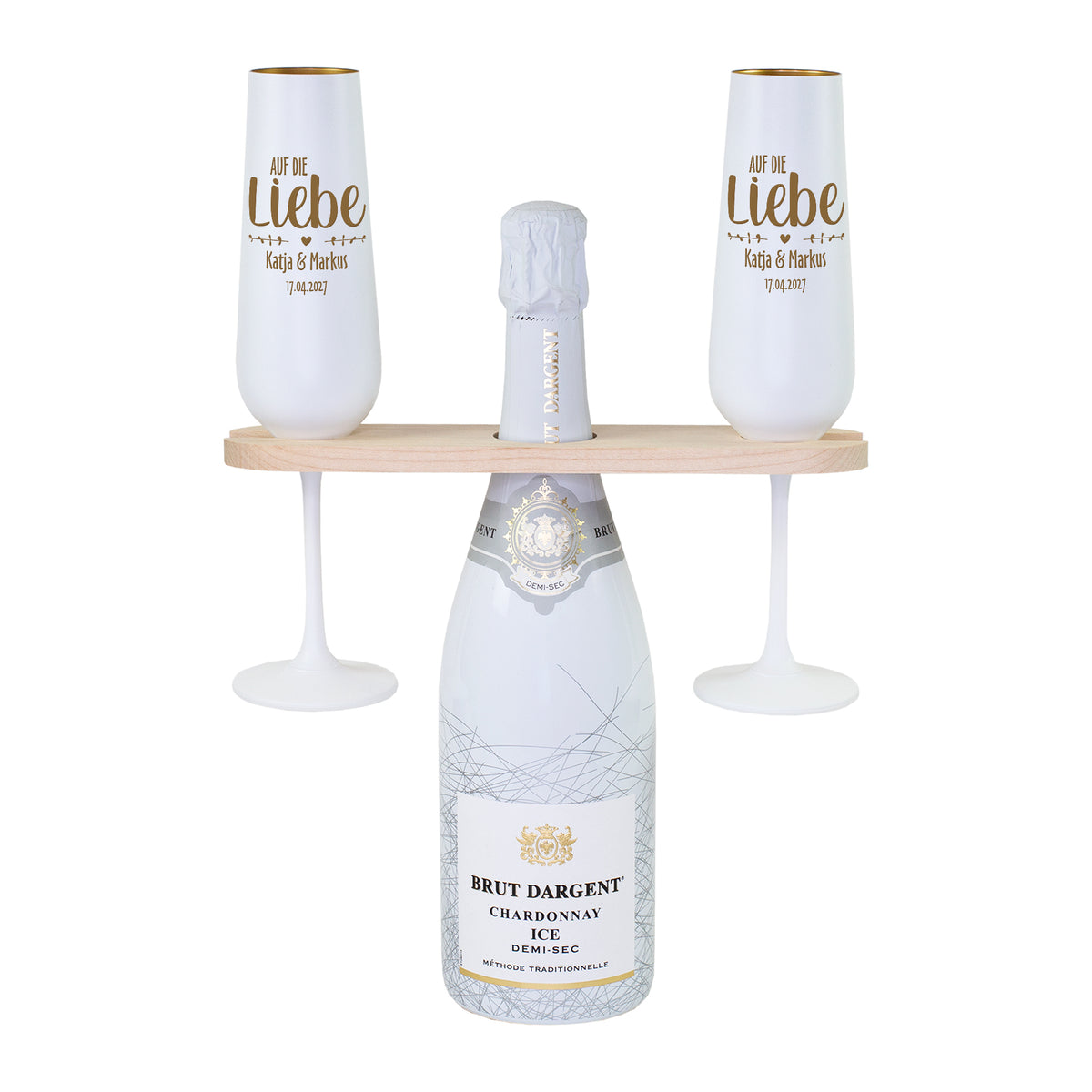 Freigestelltes Hochzeits-Geschenkset für Katja & Markus mit Brut Dargent Sekt, zwei gravierten Sektgläsern und Weinbutler aus Holz